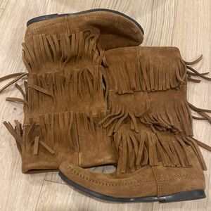 NWOT Minnetonka 3 layer fringe boots